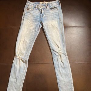 Light wash abercrombie & fitch distressed jeans